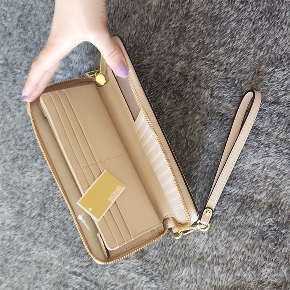 NWT Michael Kors Leather Continental Wristlet